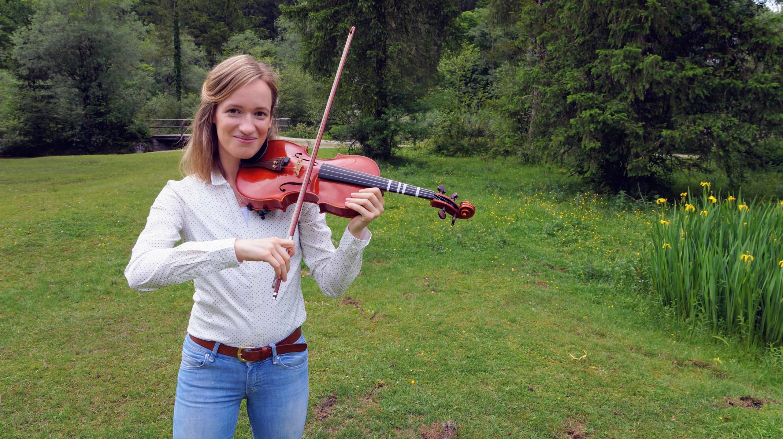learn-the-violin-by-yourself-girl-playing-in-nature