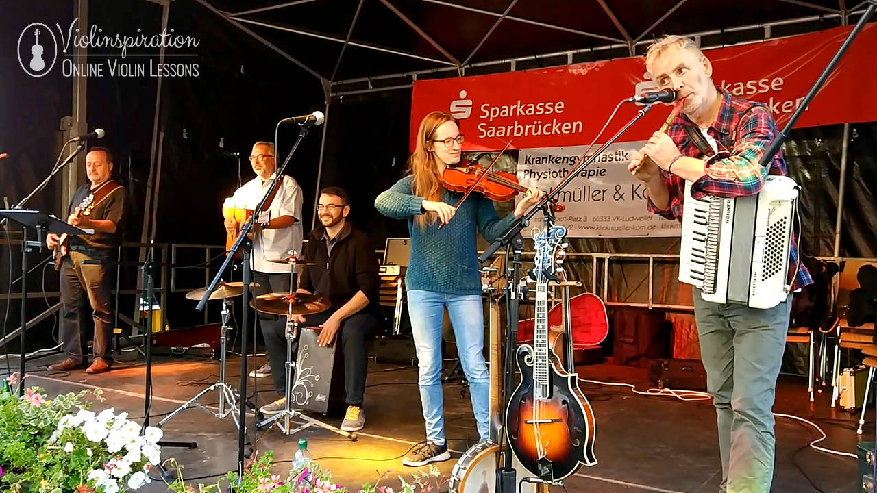 Differences between a violin and a guitar - irish folk concert