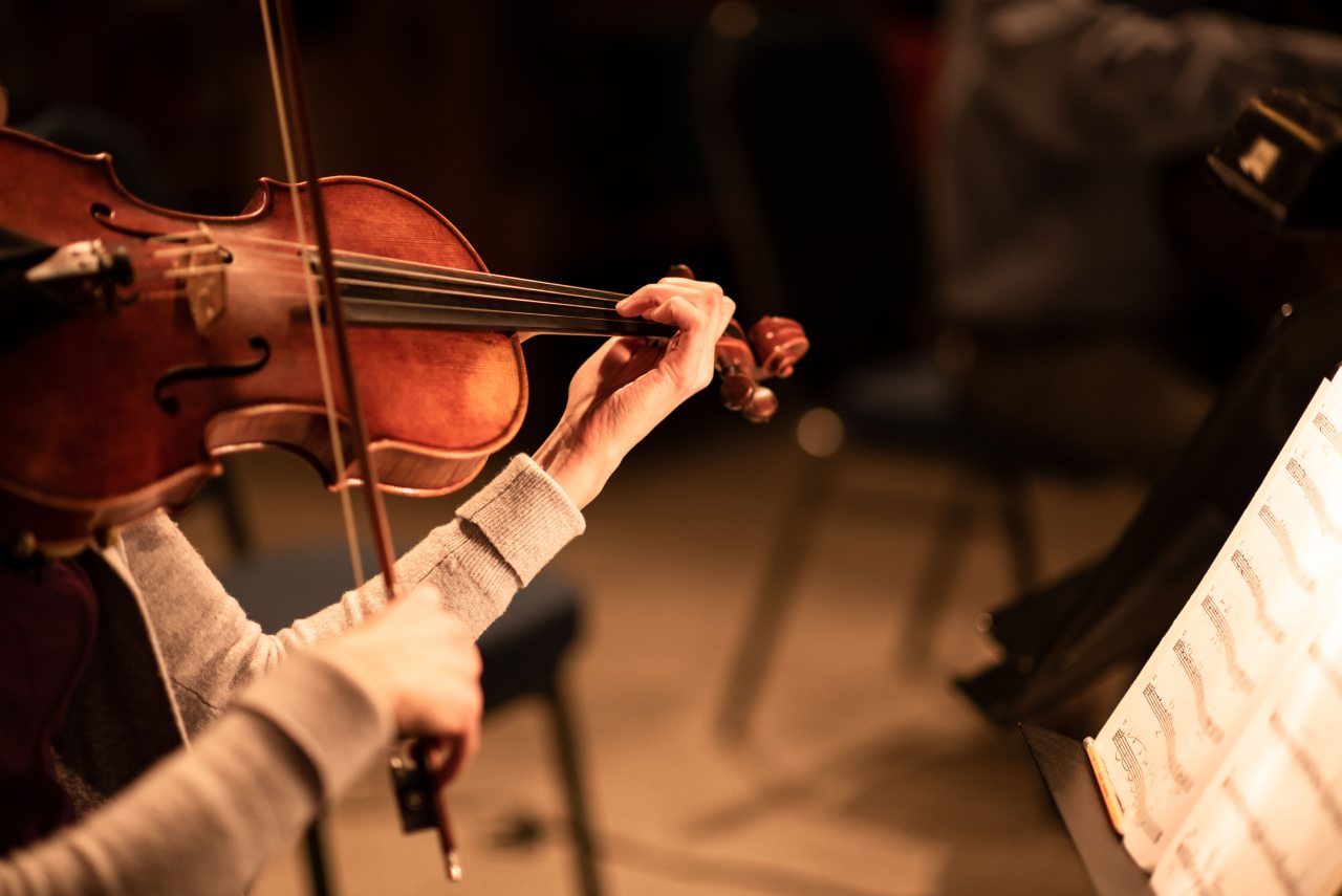 How to Play Fast on the Violin - playing violin with curved fingers