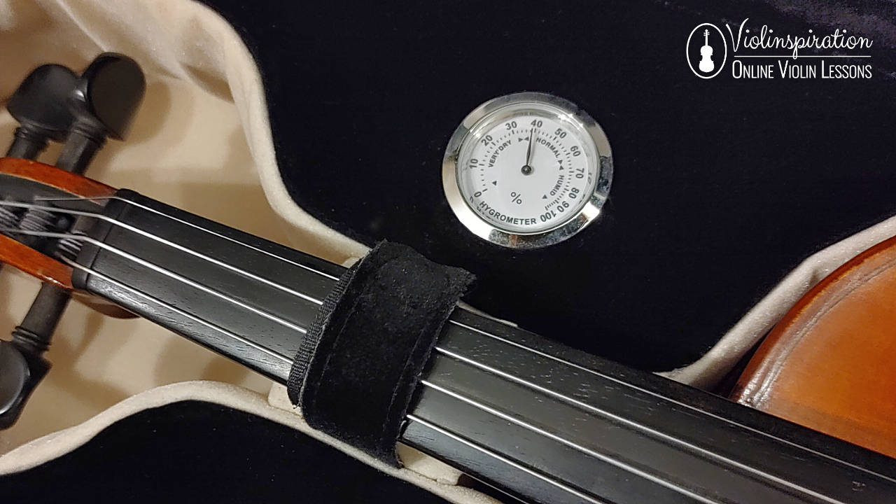 https://violinspiration.com/wp-content/uploads/Violin-Humidifier-in-case-hygrometer.jpg