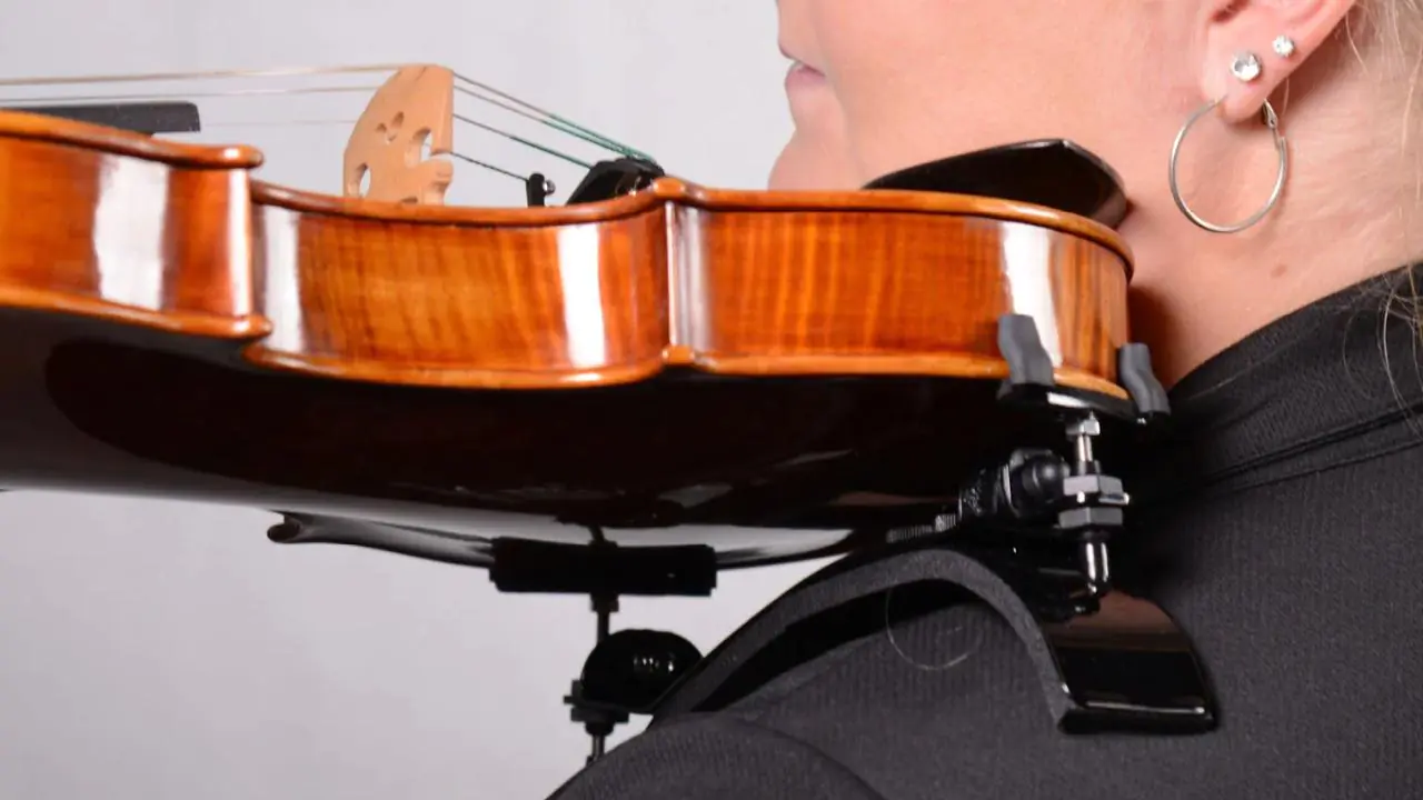 BonMusica violin shoulder rest on the shoulder showing exposed metal parts