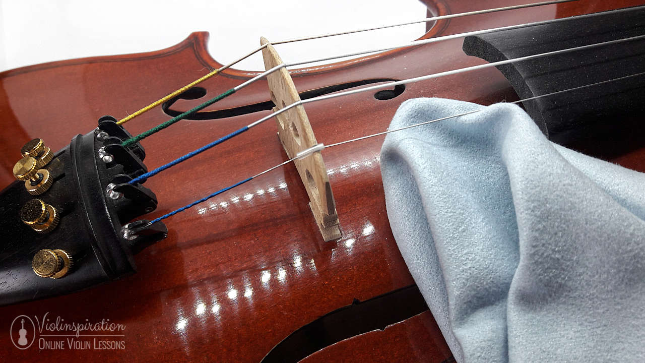 how to clean a violin - wiping the body of violin