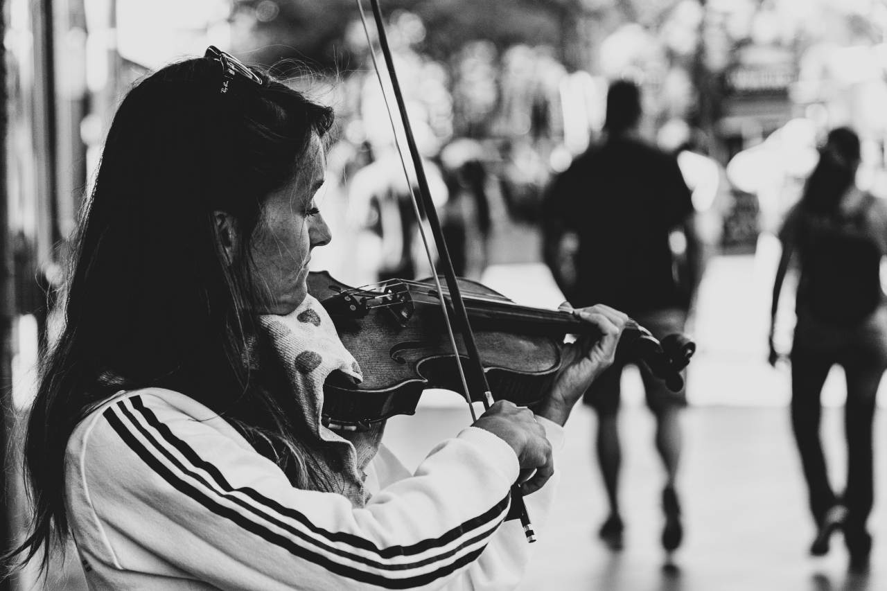 violin chinrest pad - woman playing violin using a cloth on the chinrest