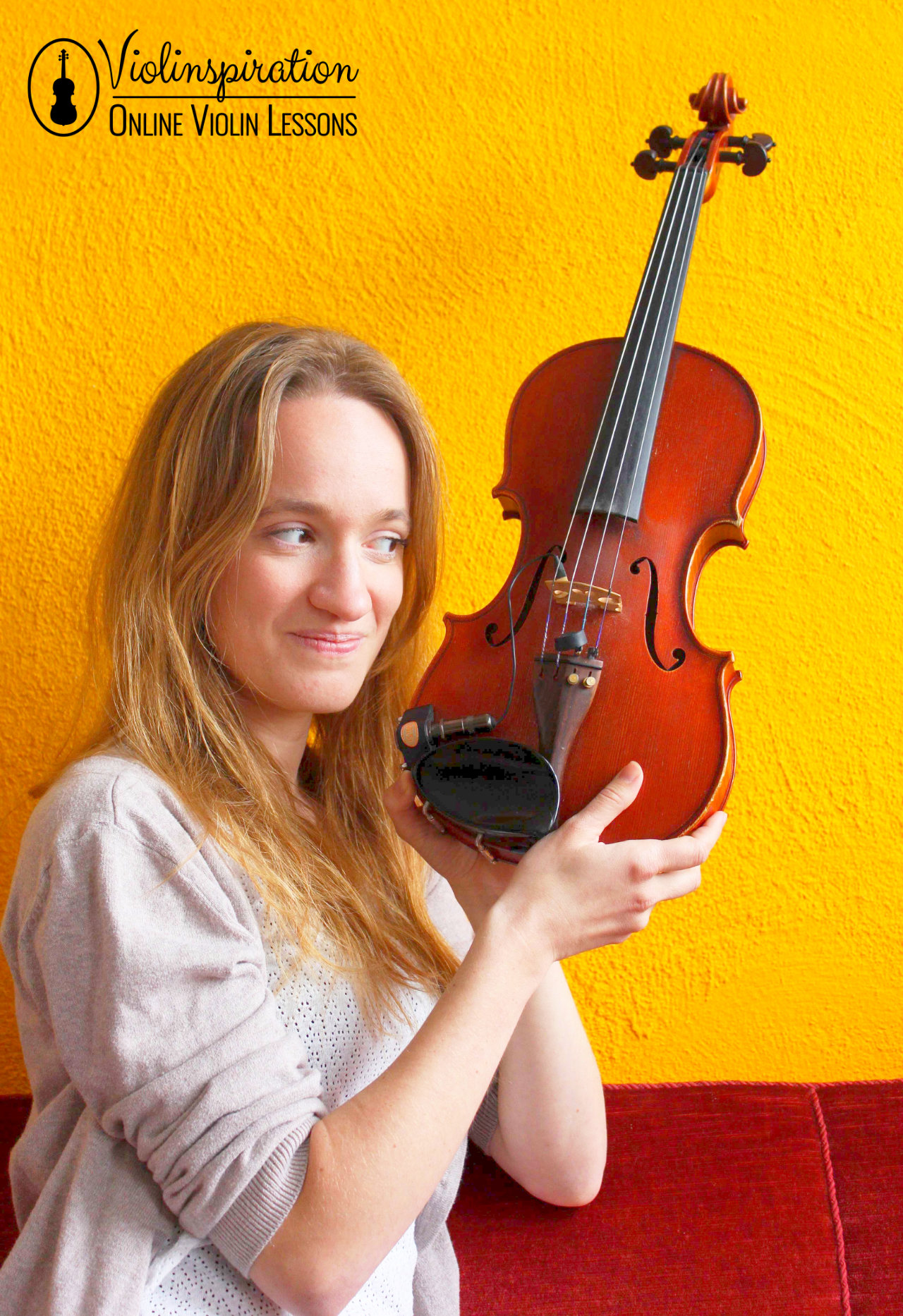 violin pickup - Julia with a violin on a yellow wall - Violinspiration