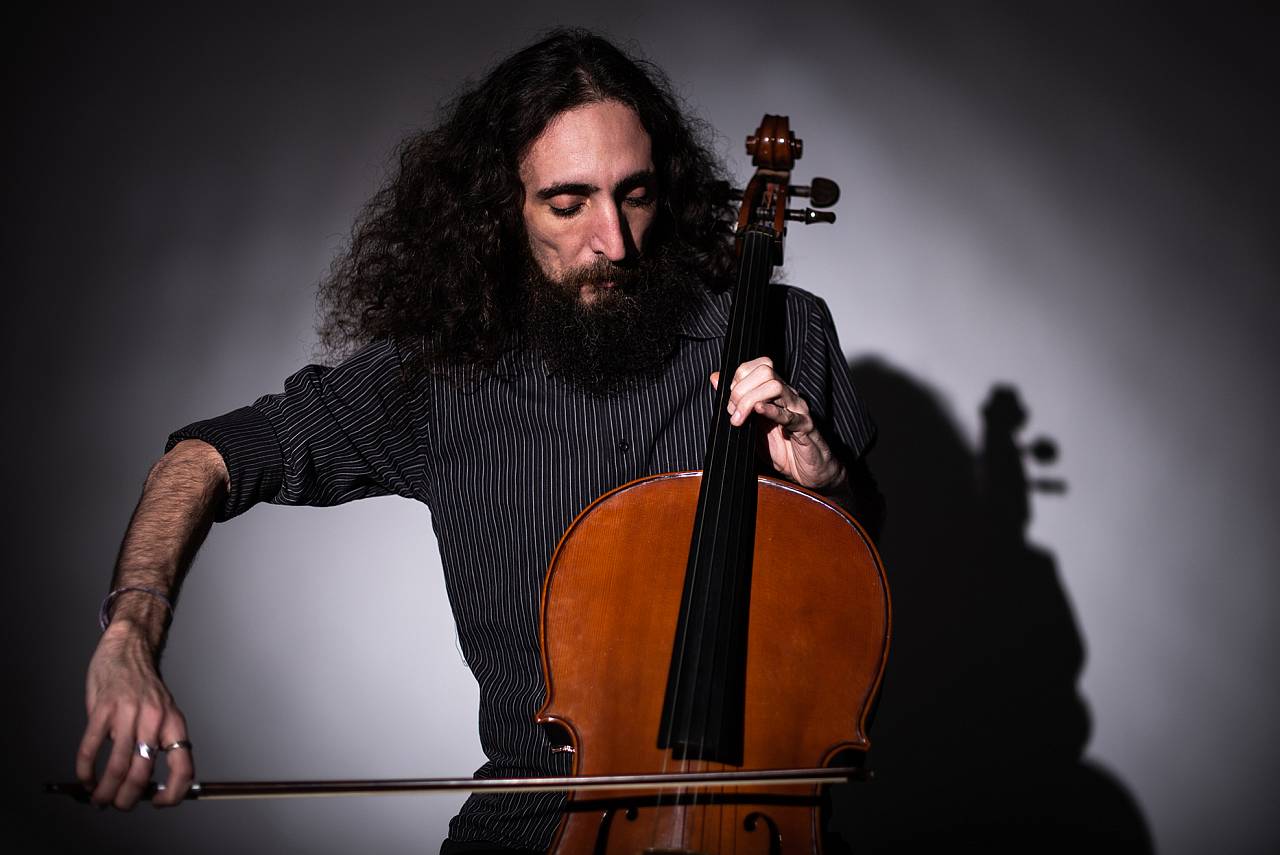 violin vs cello - Matthew Dakoutros - cello hold